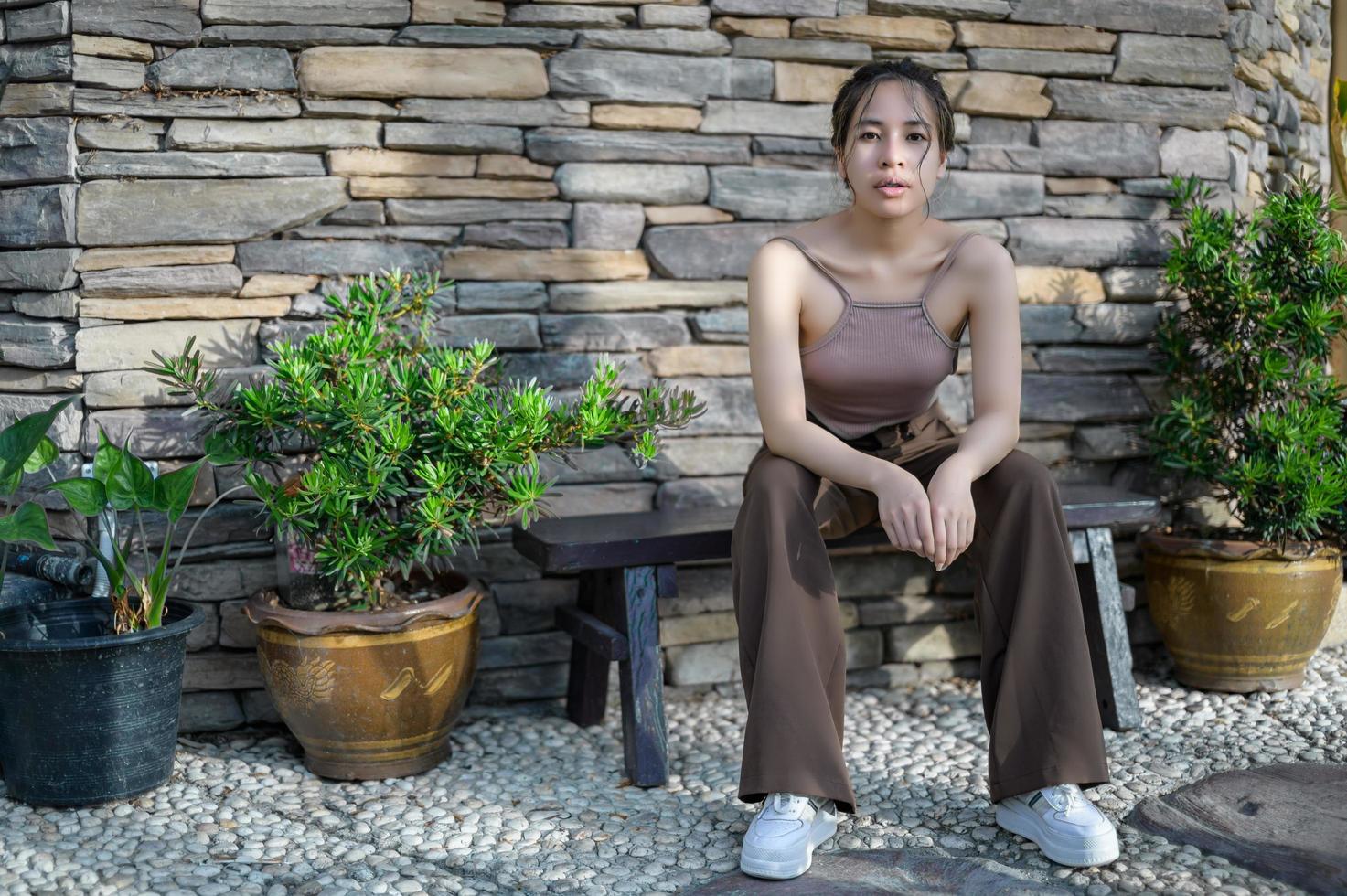 portrait jolie femme dans un restaurant, café avec sentiment heureux photo