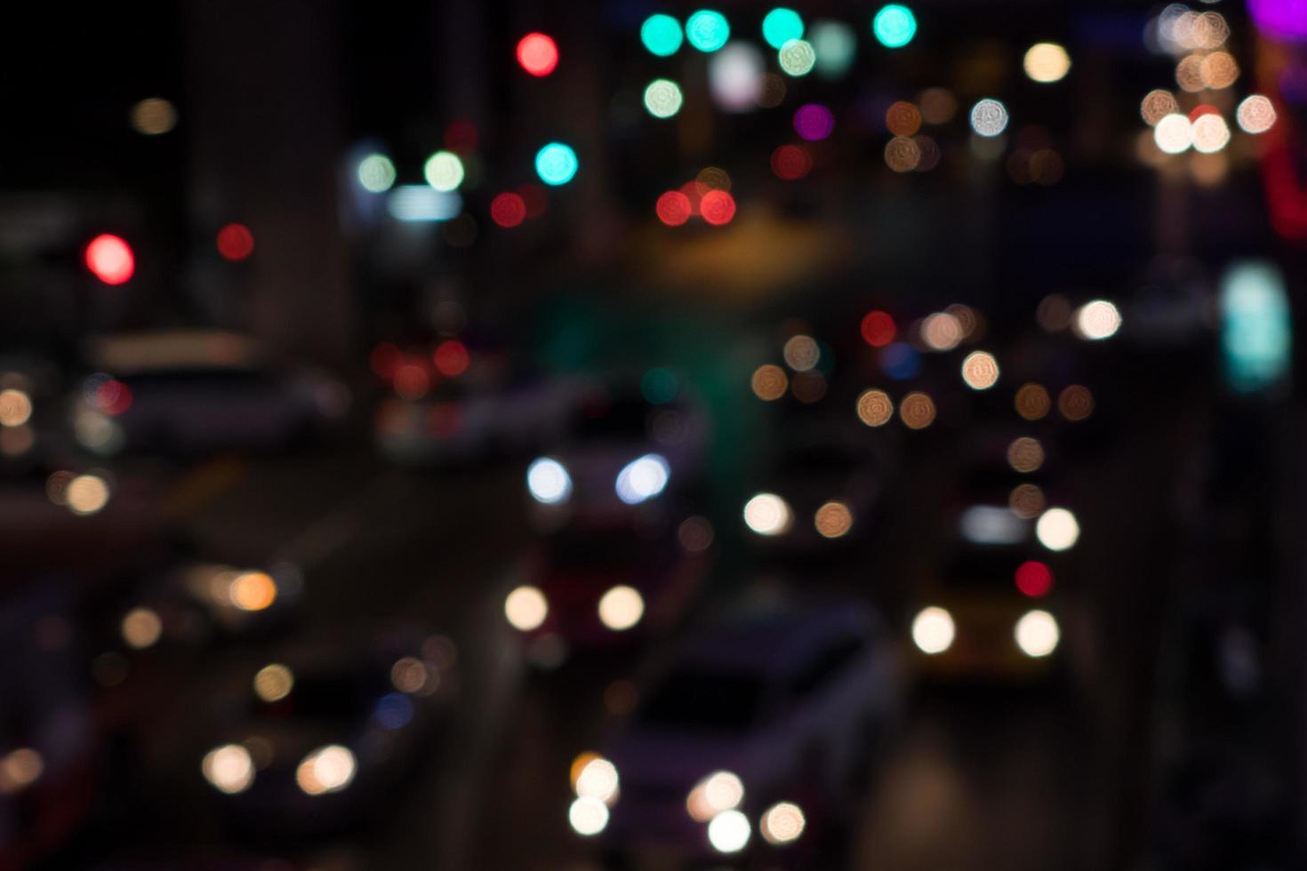 lumières floues défocalisées des embouteillages en ville photo