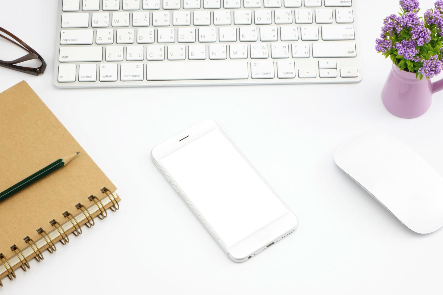 vue de dessus d'un téléphone intelligent à écran blanc sur une table blanche photo