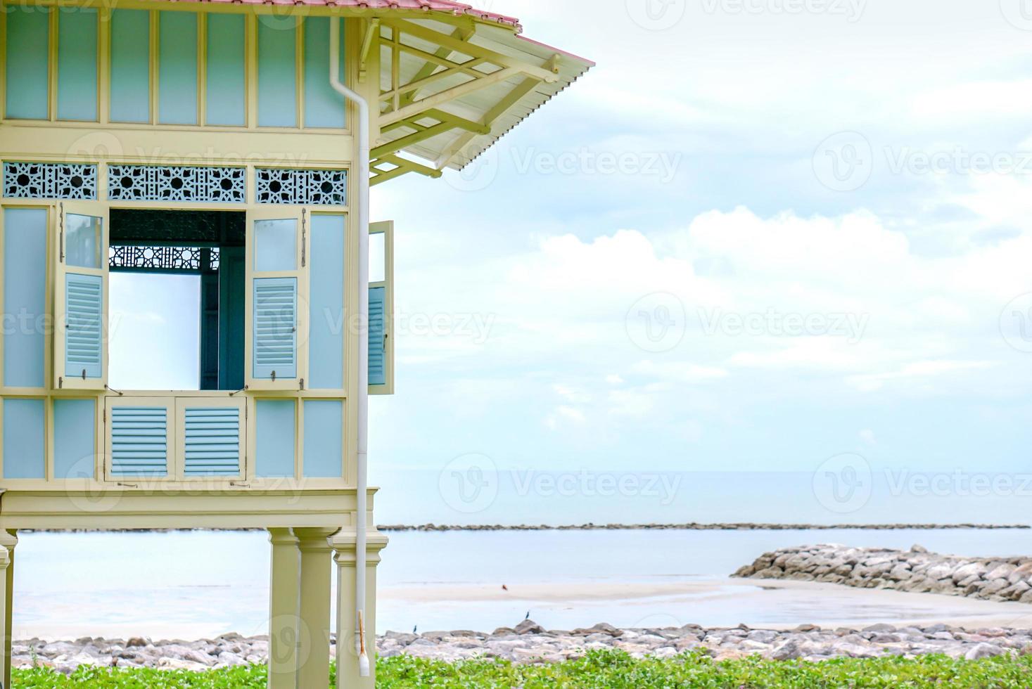 gros plan et recadrage vieille maison en bois thaïlandaise au bord de la mer. photo