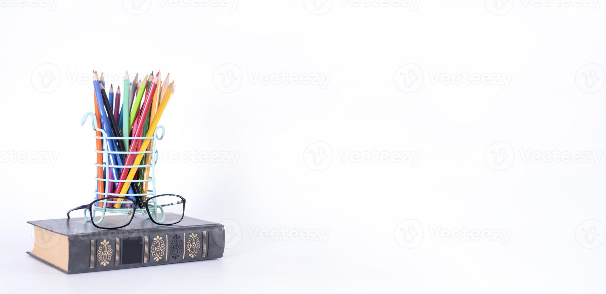 une pile de livres, de guides d'étude, de manuels, de lunettes et de crayons dans un porte-copie de texte. photo