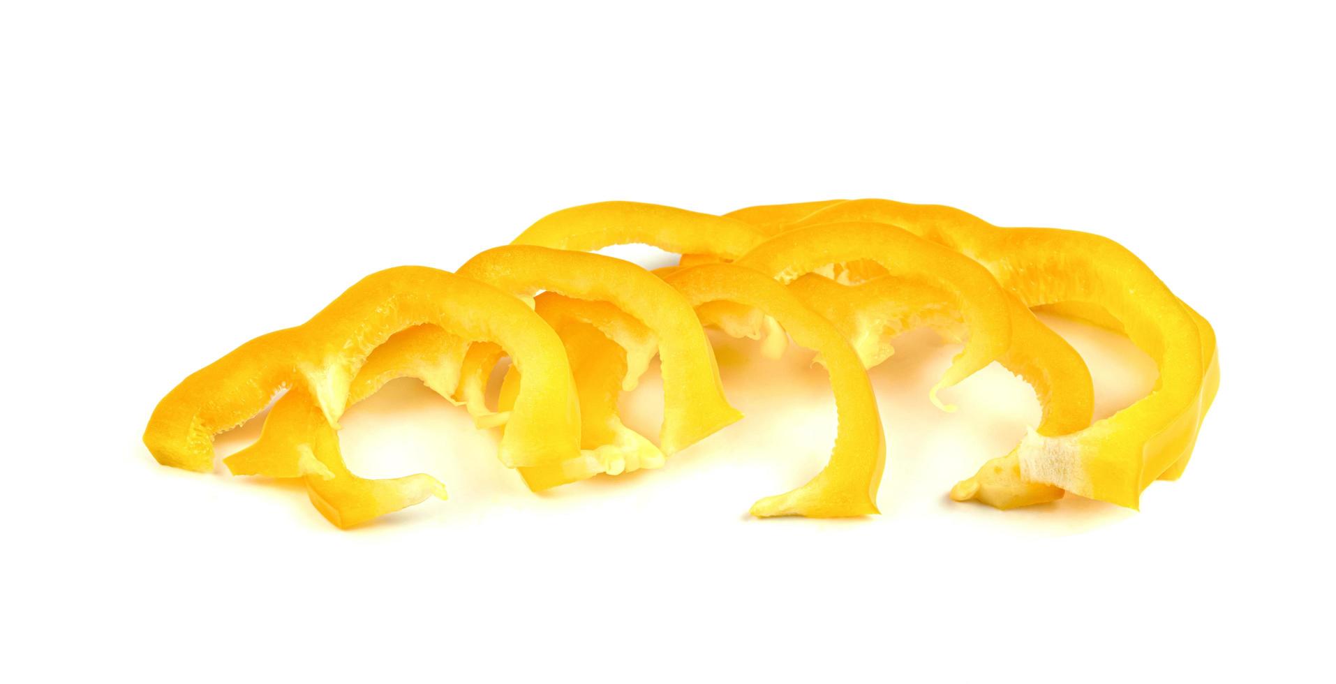 Tranche jaune poivron doux isolé sur fond blanc photo