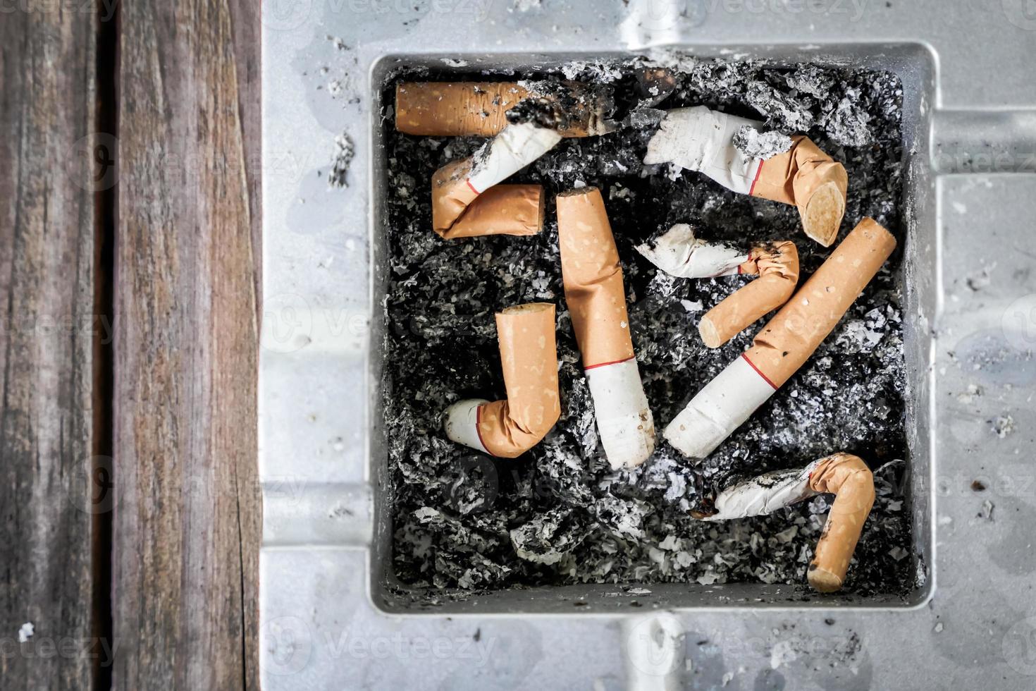 mégots de cigarettes fumés dans le cendrier photo