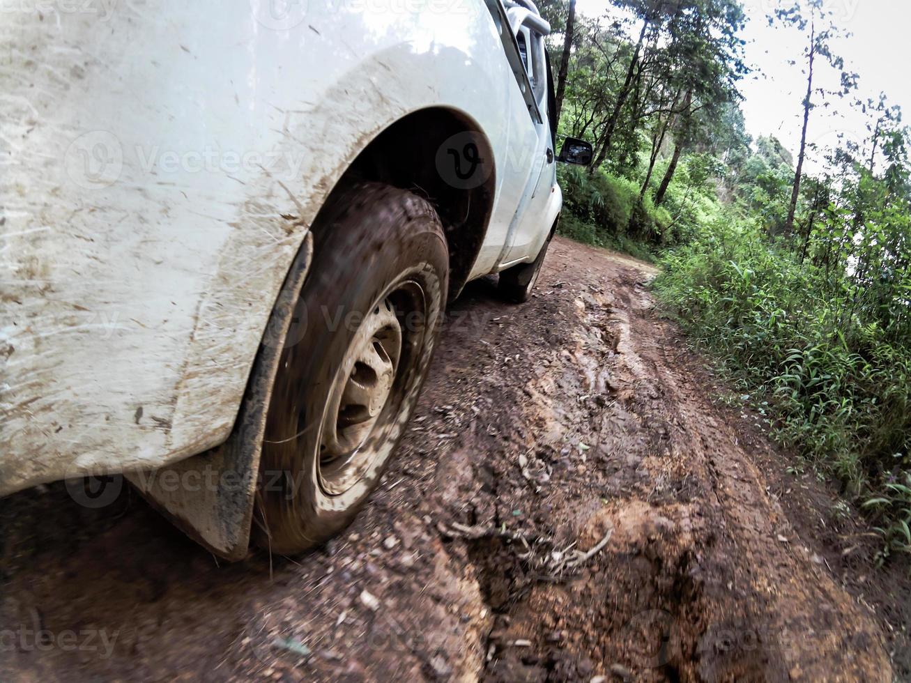 les roues de la voiture sur le chemin de terre. photo