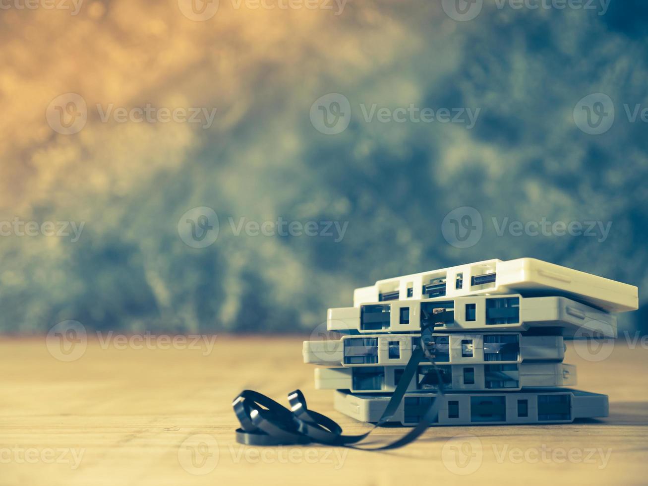 cassettes sur table en bois avec filtre grunge background.retro. photo