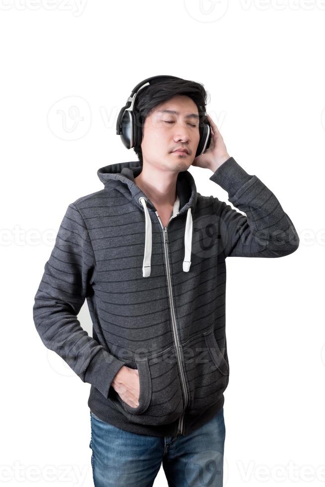 un homme asiatique avec casque, écoutant de la musique isolée sur fond blanc. photo