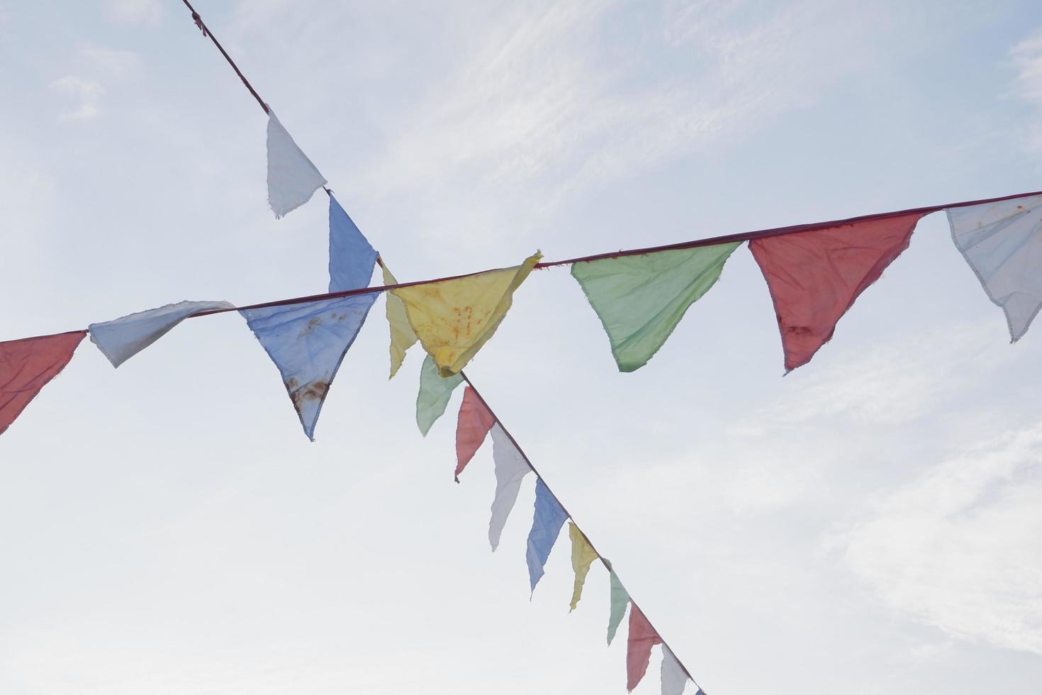 drapeaux colorés festifs dans le ciel bleu photo