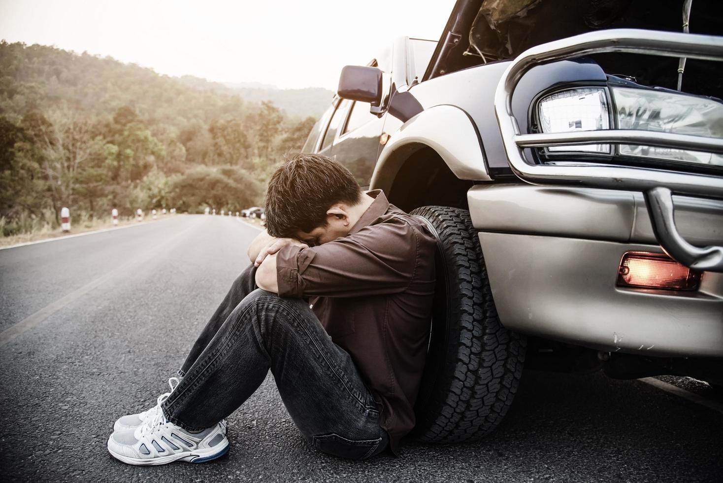 un homme essaie de résoudre un problème de moteur de voiture sur une route locale chiang mai thaïlande - les personnes ayant un problème de voiture concept de transport photo