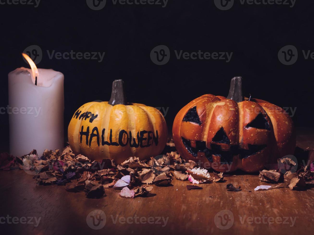 citrouilles d'halloween aux chandelles sur fond sombre. photo