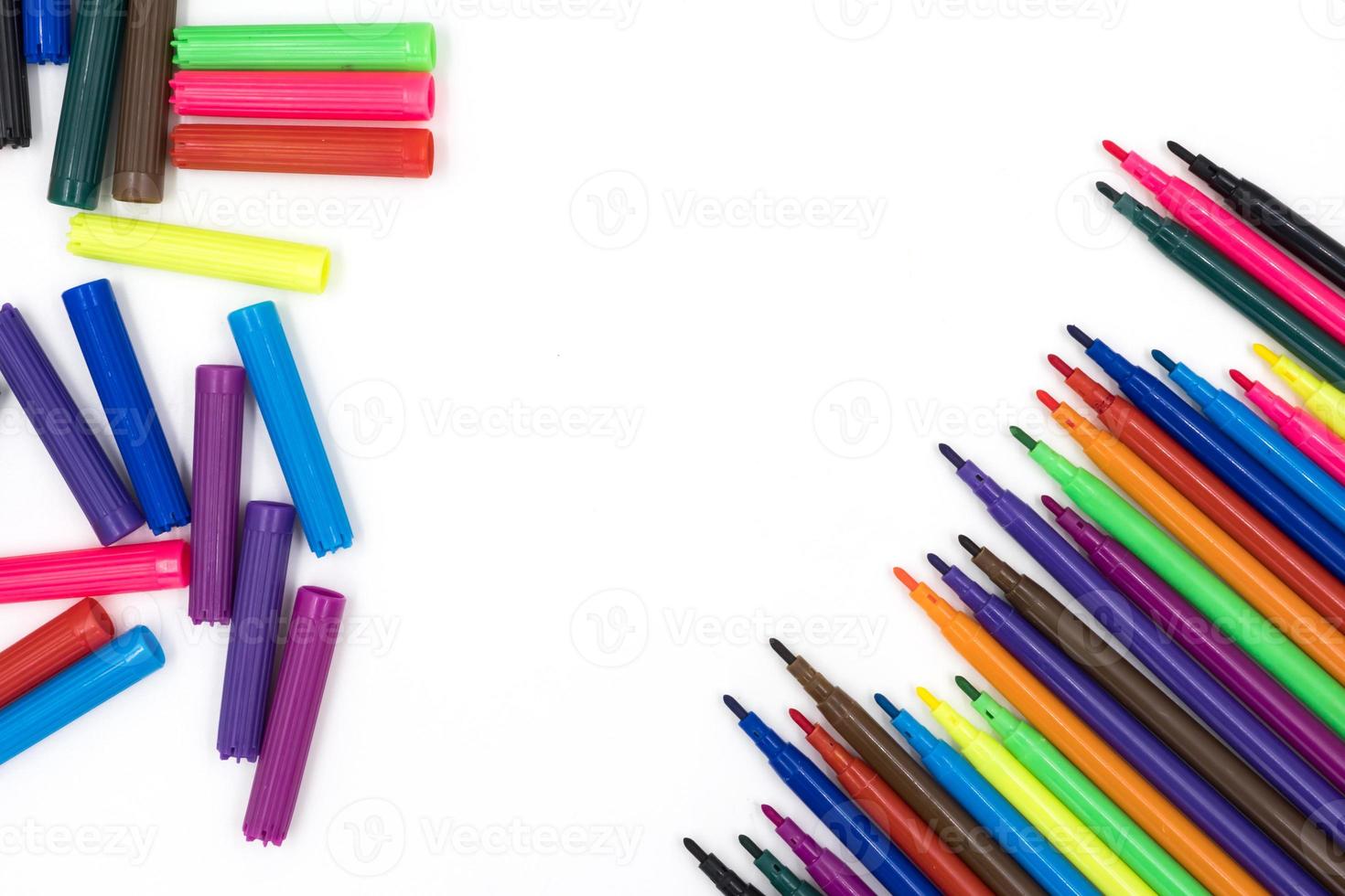 stylos marqueurs multicolores sur fond blanc. photo