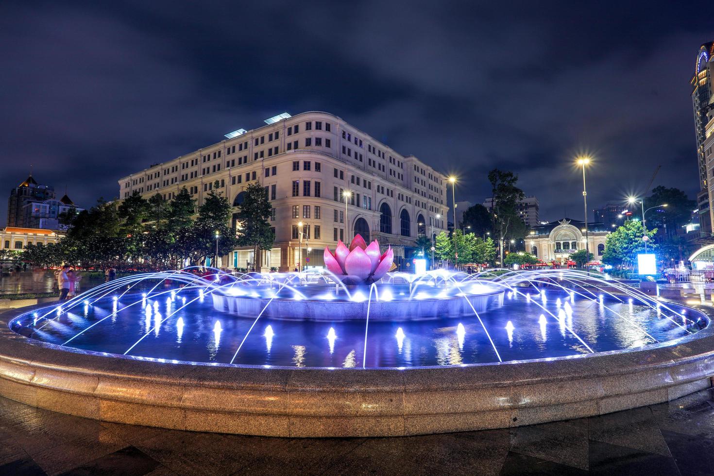 ho chi minh, vietnam - 16 juillet 2022 rond-point de la belle fontaine et boutique de l'hôtel rex et chanel situé à l'intérieur, au coeur de ho chi minh-ville. photo