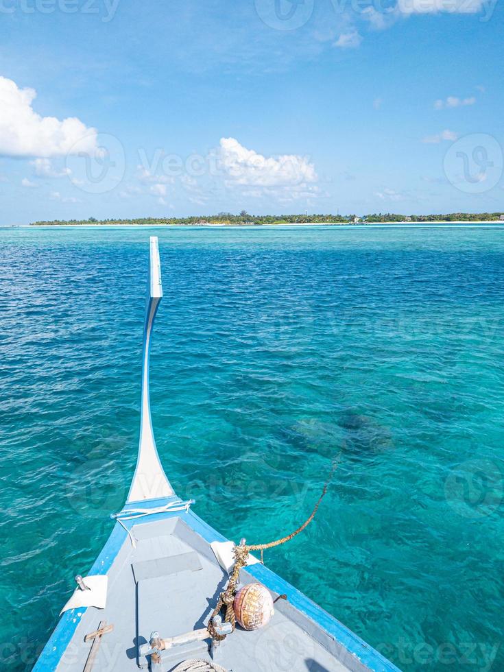 conception étonnante de la plage des maldives. maldives bateau traditionnel dhoni avant. mer bleue parfaite avec lagon océanique. concept de paradis tropical de luxe. beau paysage de voyage de vacances. lagon océanique tranquille photo