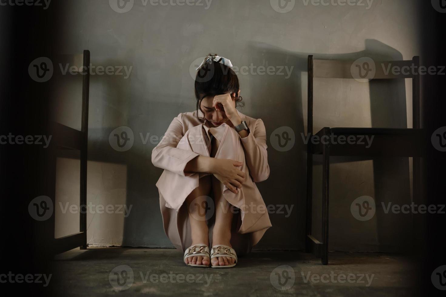 femme asiatique assise dépression debout près de la fenêtre et espace de copie d'anxiété. photo