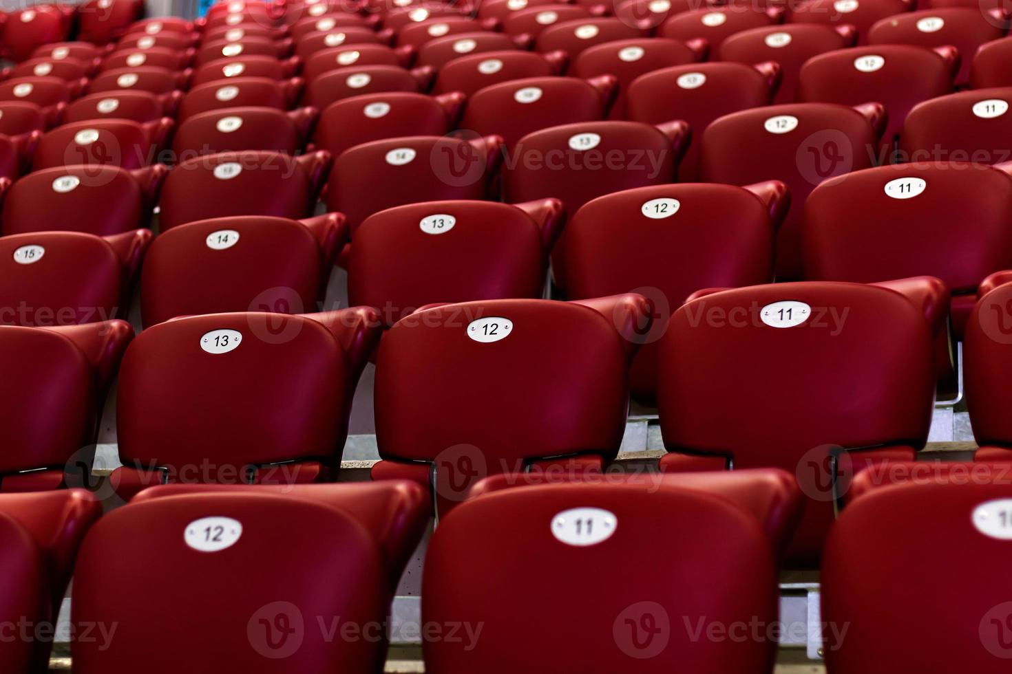 chaises de concert rouges vides photo