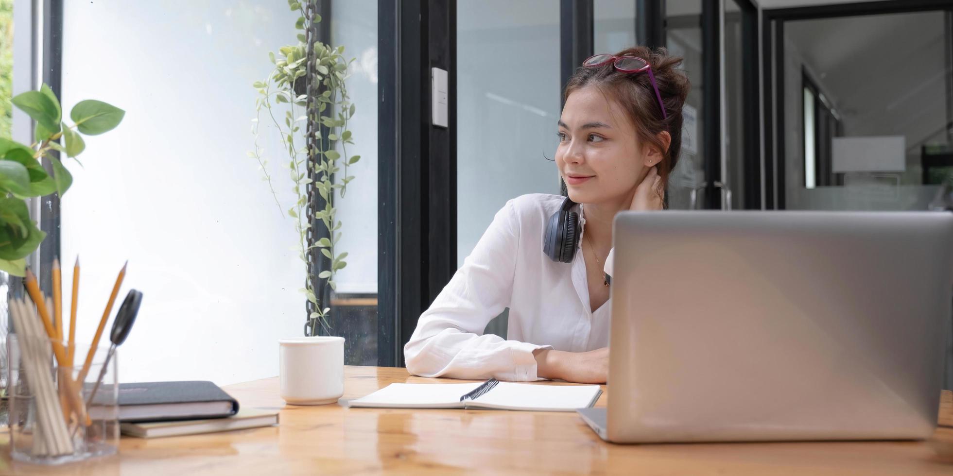 femme millénaire souriante parlant au téléphone à la maison, une jeune fille heureuse tient un téléphone portable pour répondre à un appel, une adolescente séduisante ayant une conversation agréable discutant par mobile avec un ami photo