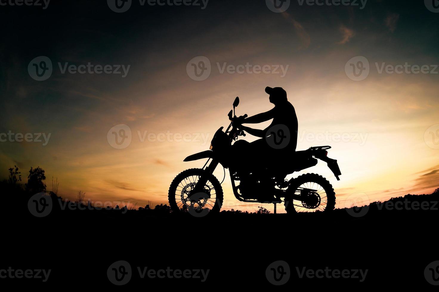 silhouettes masculines et vélos de motocross de tourisme. parc pour se détendre à la montagne le soir. concept de voyage d'aventure et de loisirs photo