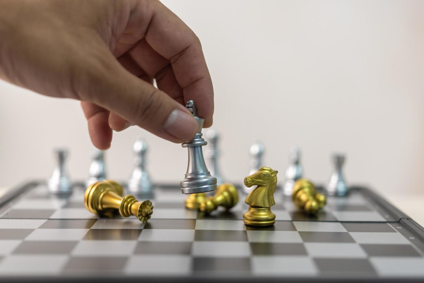 homme de main tenant les échecs dans le jeu. concept d'entreprise de marketing de stratégie de planification de l'idée. photo