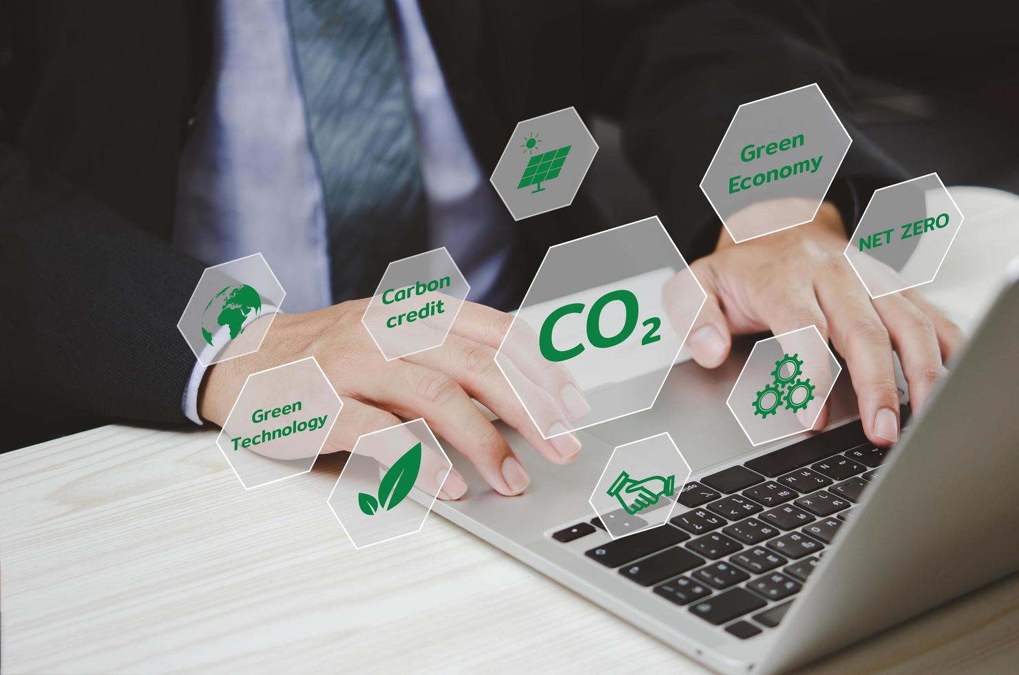 des organisations ou des entreprises développent un écran virtuel d'entreprise de crédit carbone. réduire les émissions de co2. concept de développement commercial durable. photo