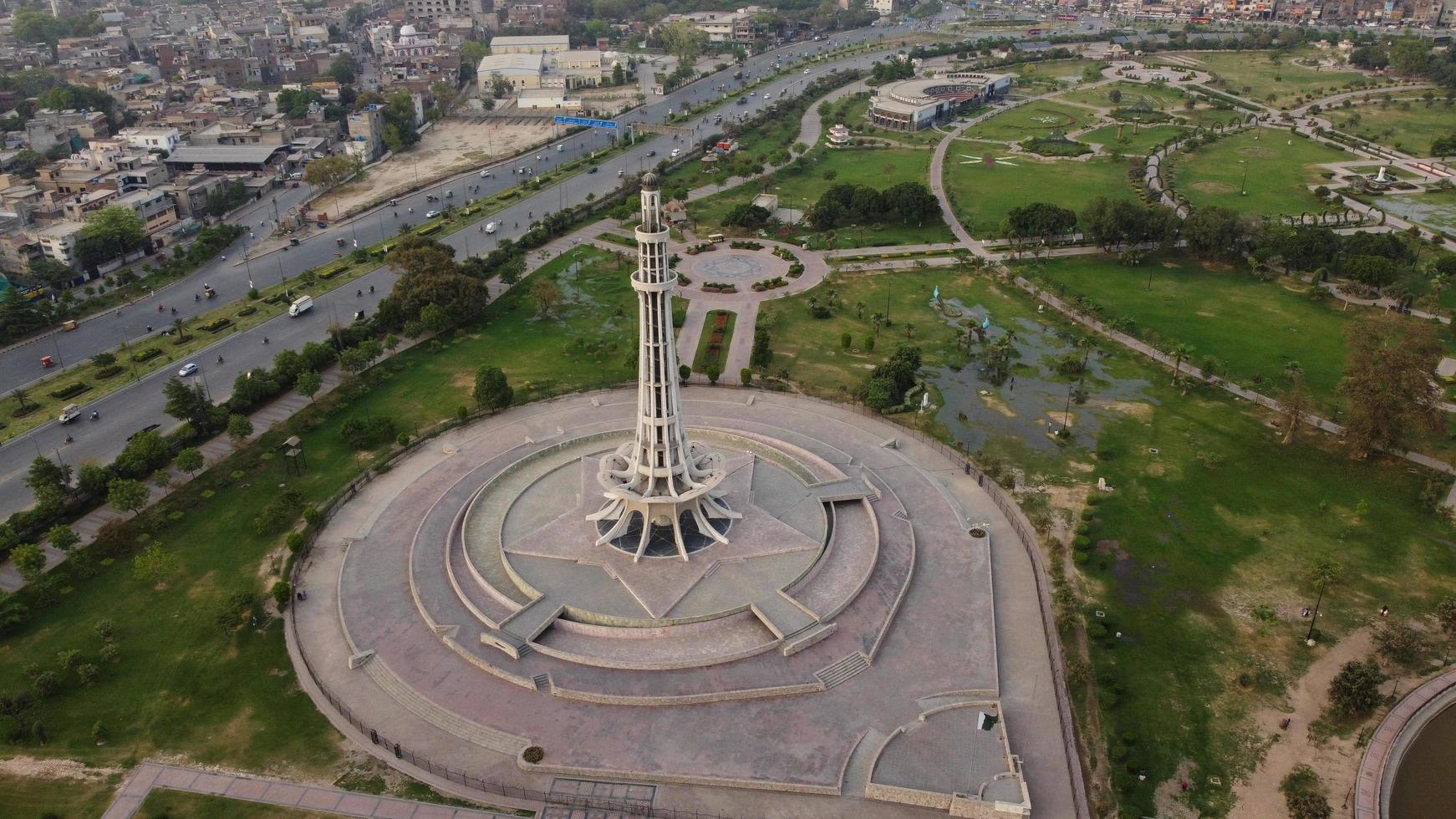 la tour historique du pakistan, minar e pakistan à lahore ville du punjab pakistan, la tour est située au milieu d'un parc urbain, appelé le grand parc iqbal. photo