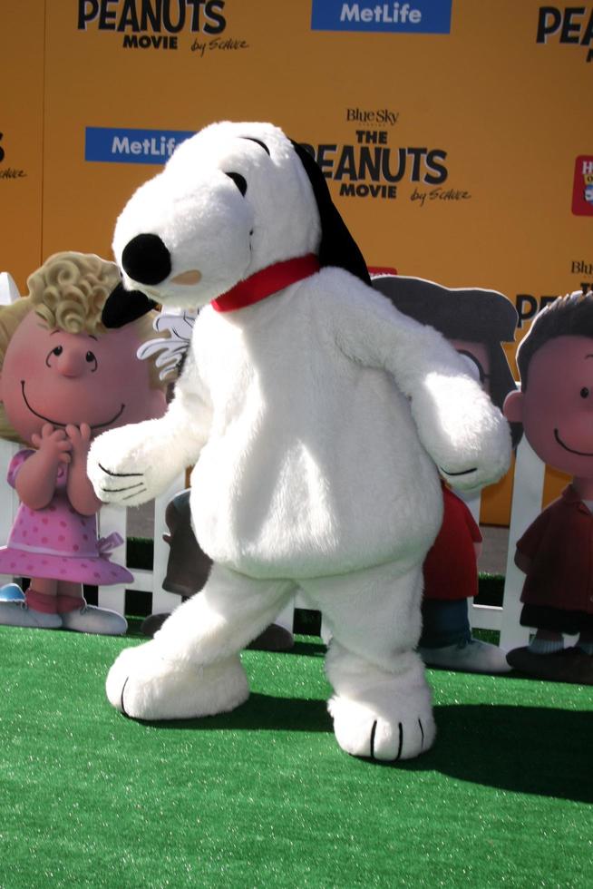 los angeles, nov 1 - snoopy au film les cacahuètes los angeles premiere au théâtre du village le 1er novembre 2015 à westwood, ca photo