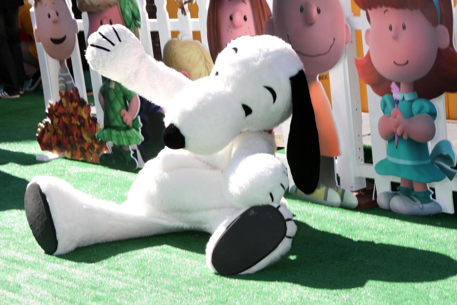 los angeles, nov 1 - snoopy au film les cacahuètes los angeles premiere au théâtre du village le 1er novembre 2015 à westwood, ca photo