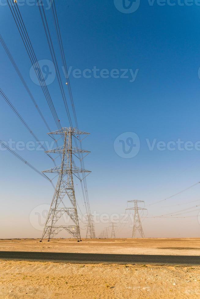 câbles électriques géants dans le désert photo