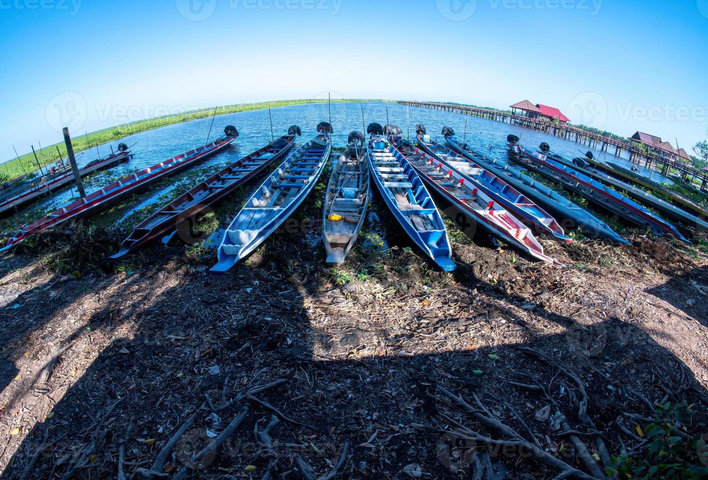 gondole, location de bateaux, parc à bateaux motorisés le long des berges de la rivière pour attendre les touristes. photo