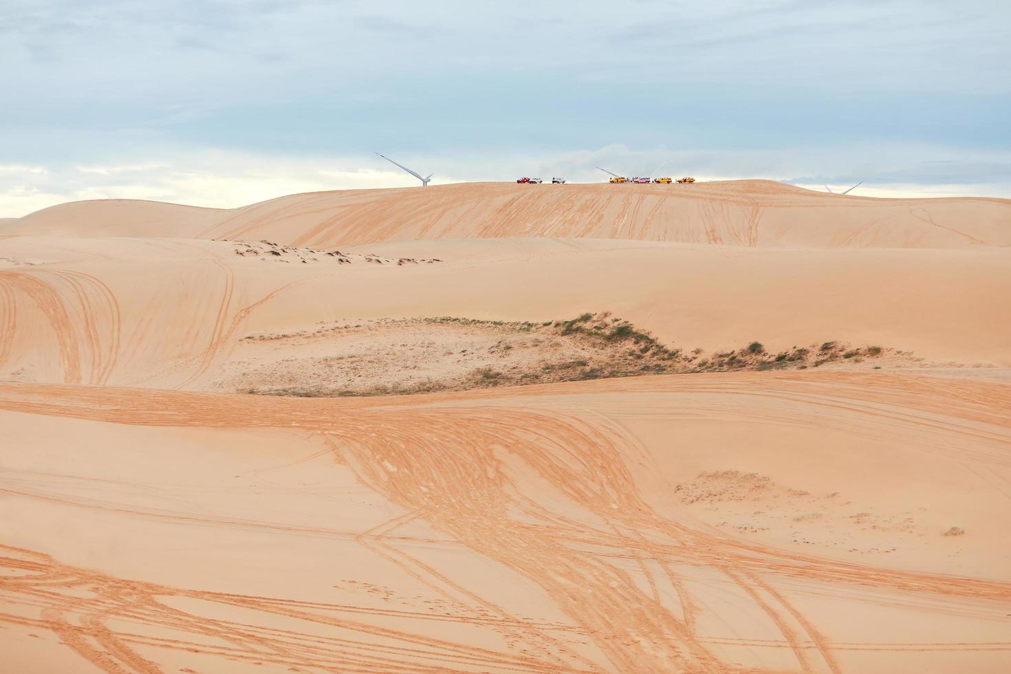 un beau paysage, brut de ciel bleu dans le désert, beau paysage de dunes de sable blanc le lieu d'attraction touristique populaire à mui ne, vietnam. photo