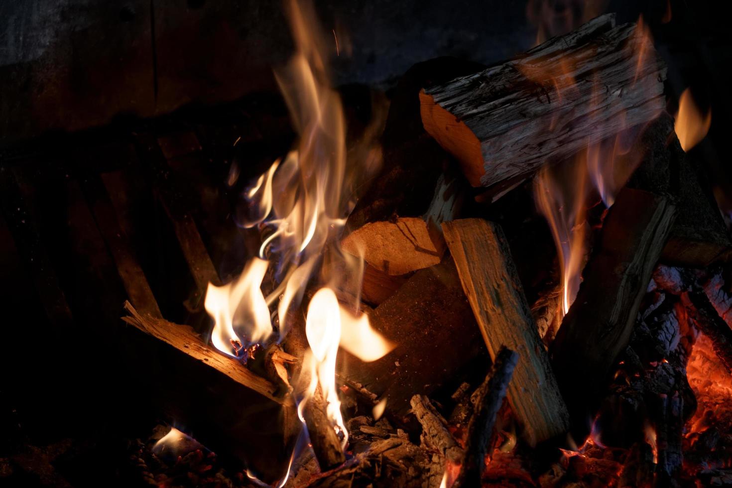 feu de cheminée brûlant photo