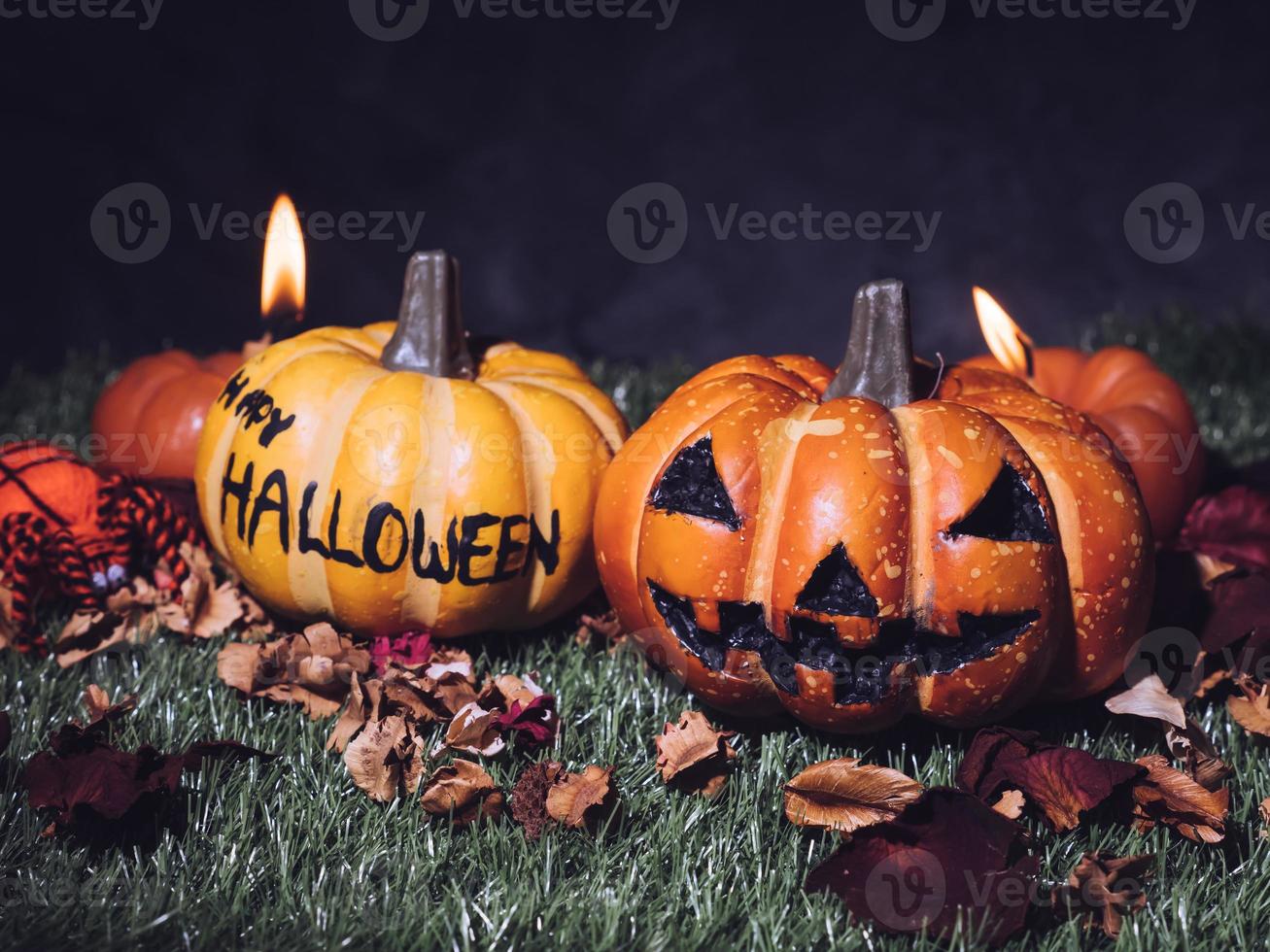 citrouilles d'halloween aux chandelles sur fond sombre. photo