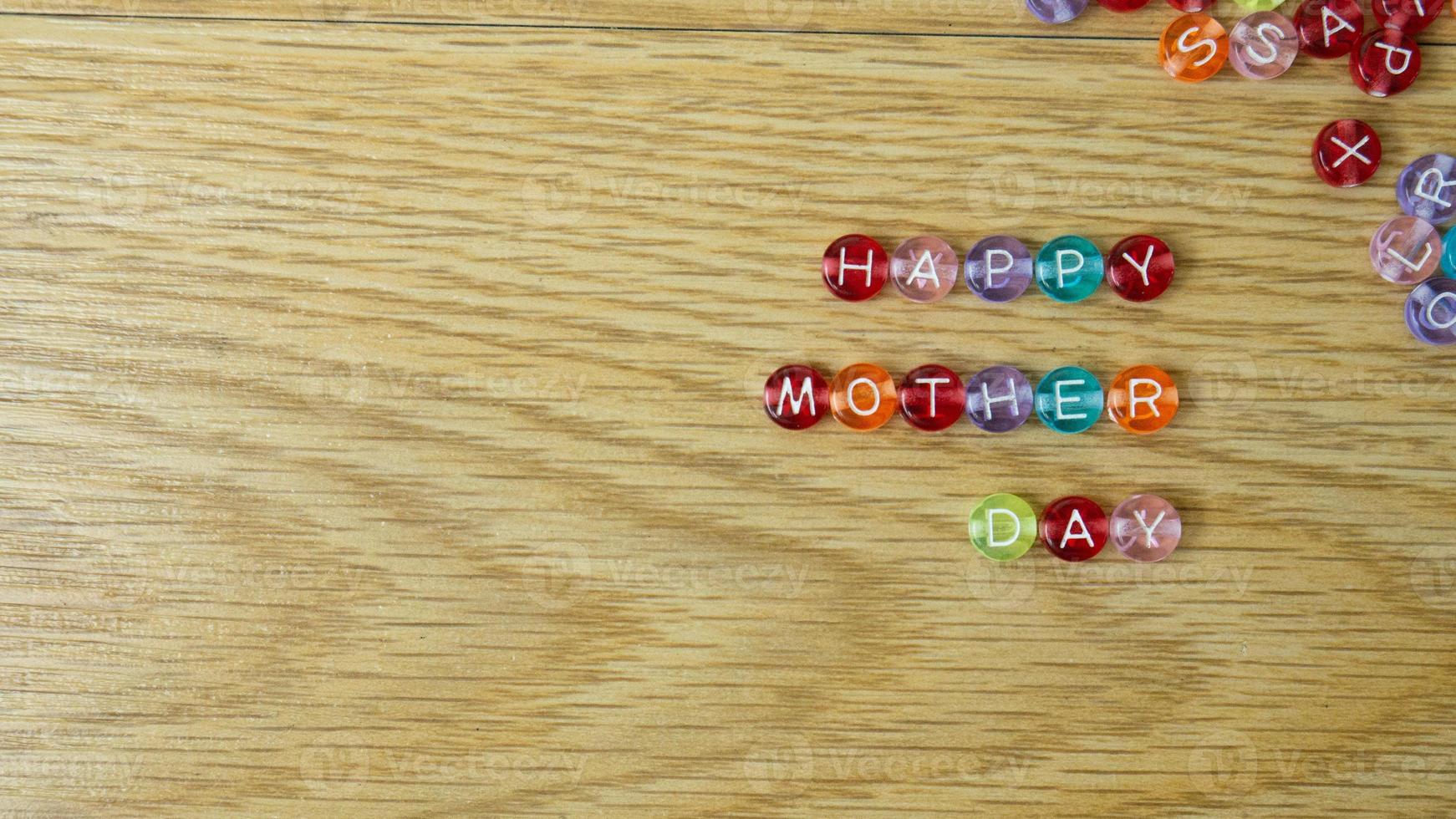 le mot multicolore perle bonne fête des mères pour le concept de vacances photo