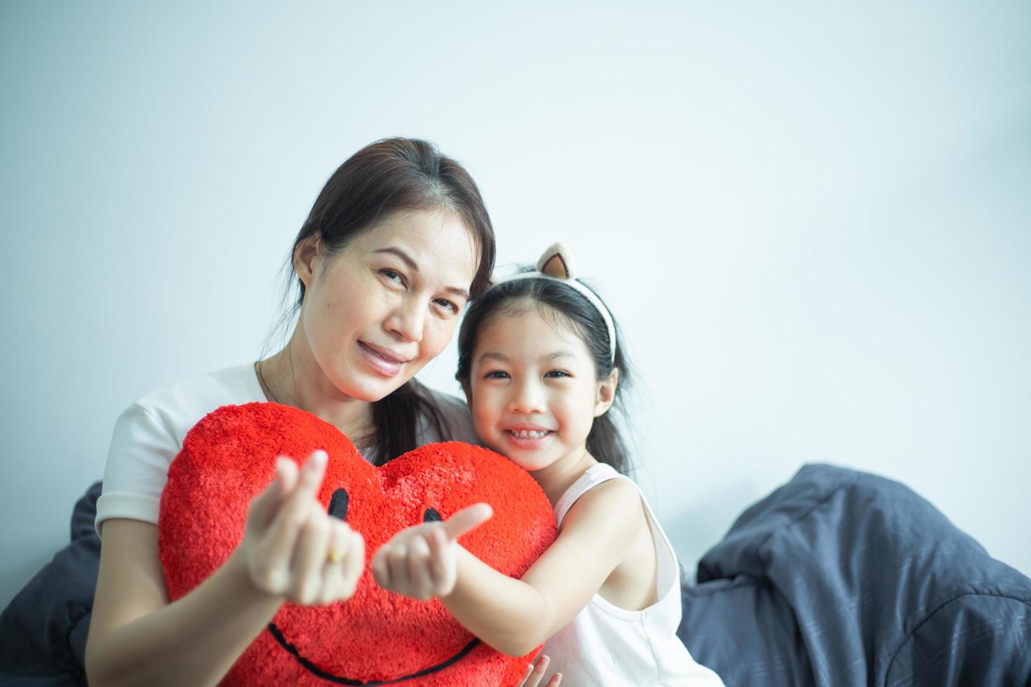 mère et fille jouant à la maison. notion de distance sociale. photo