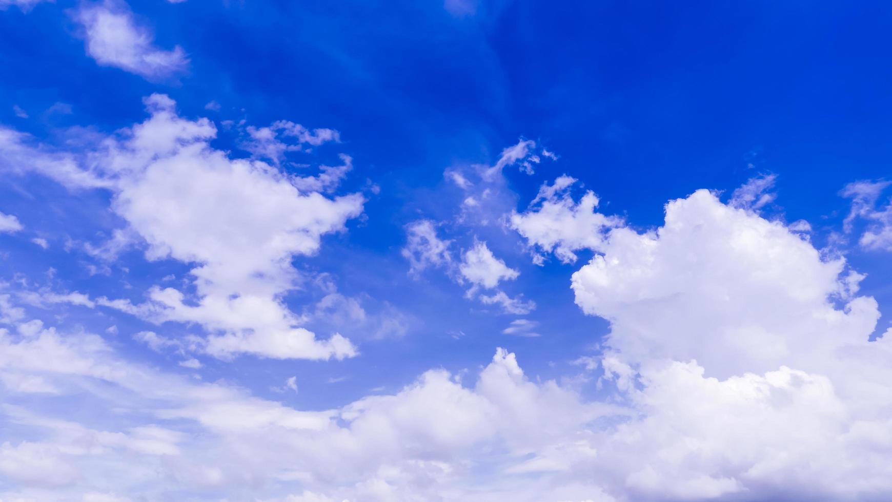 fond de ciel bleu avec des nuages blancs photo