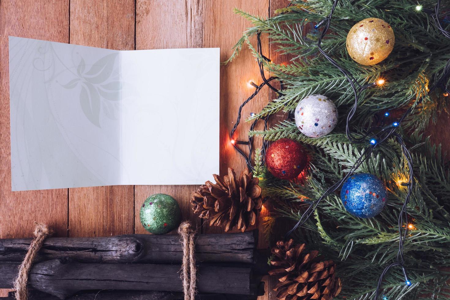 vue de dessus de carte avec décoration de noël sur fond de table en bois photo