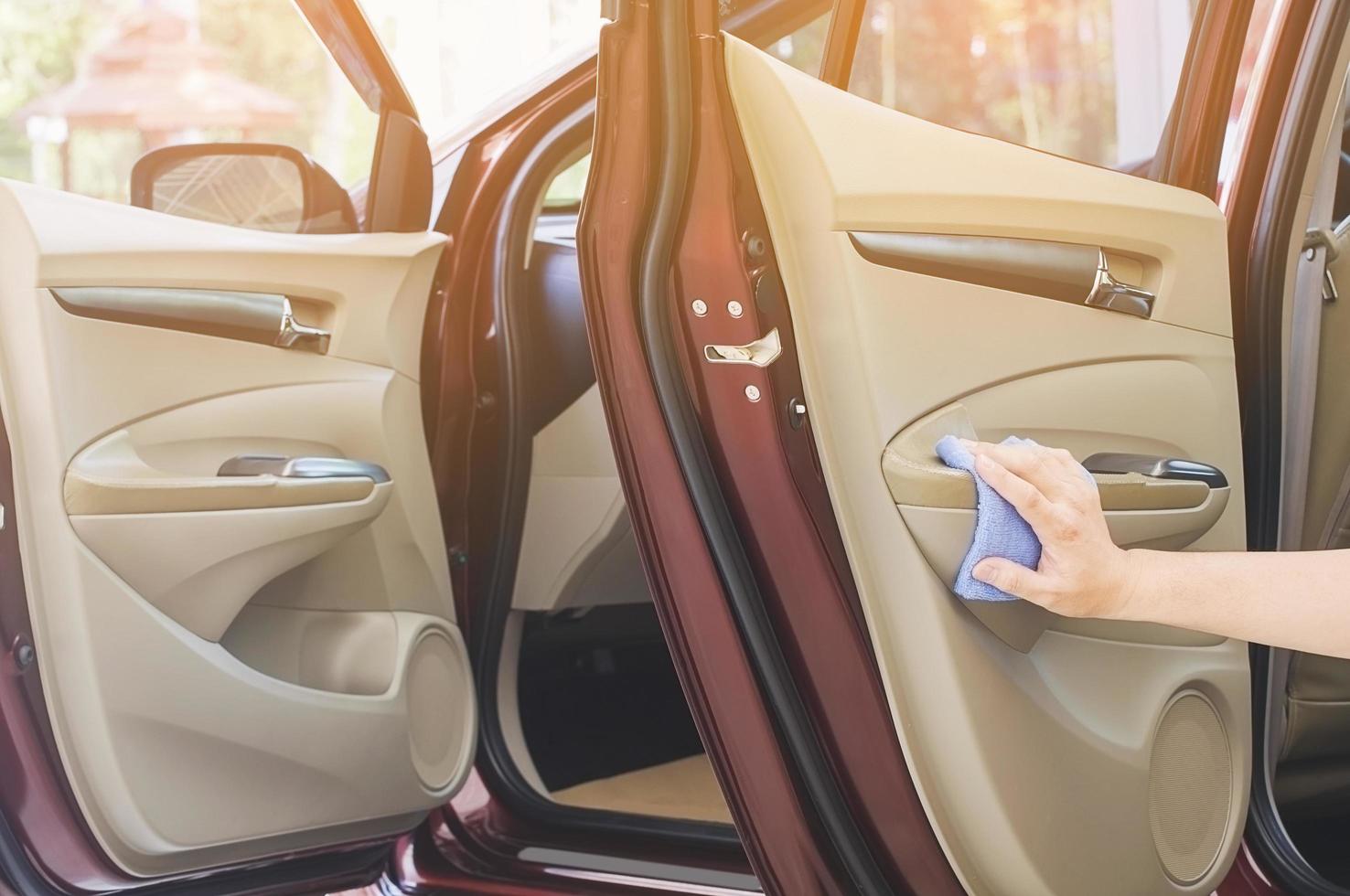 la main de l'homme nettoie et cire la voiture photo