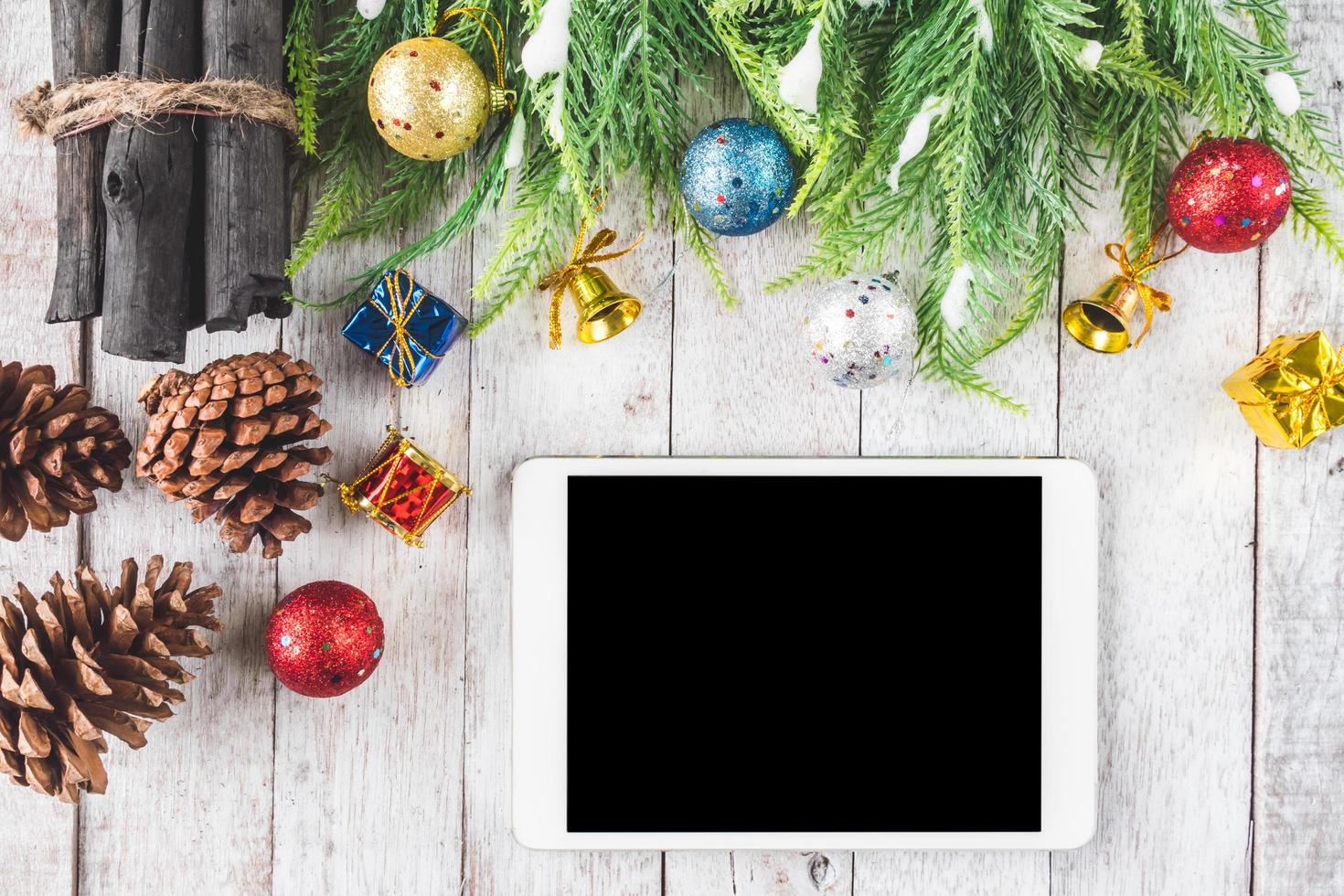 Vue de dessus de tablette avec décoration de Noël sur fond de table en bois photo