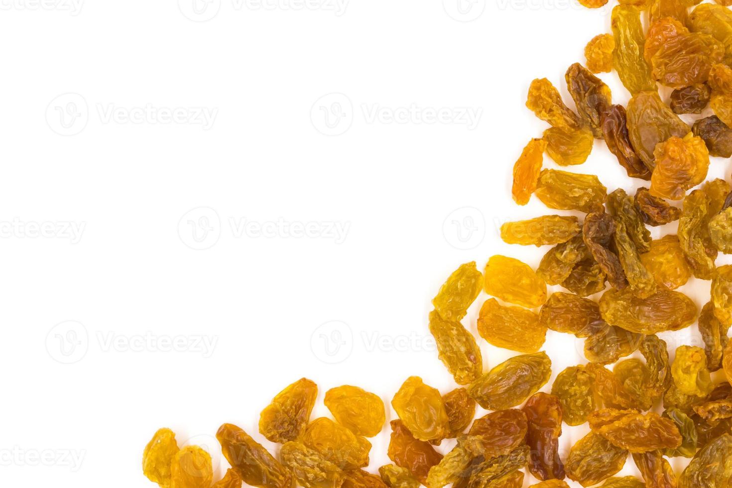 raisins secs jaunes sur fond blanc. photo