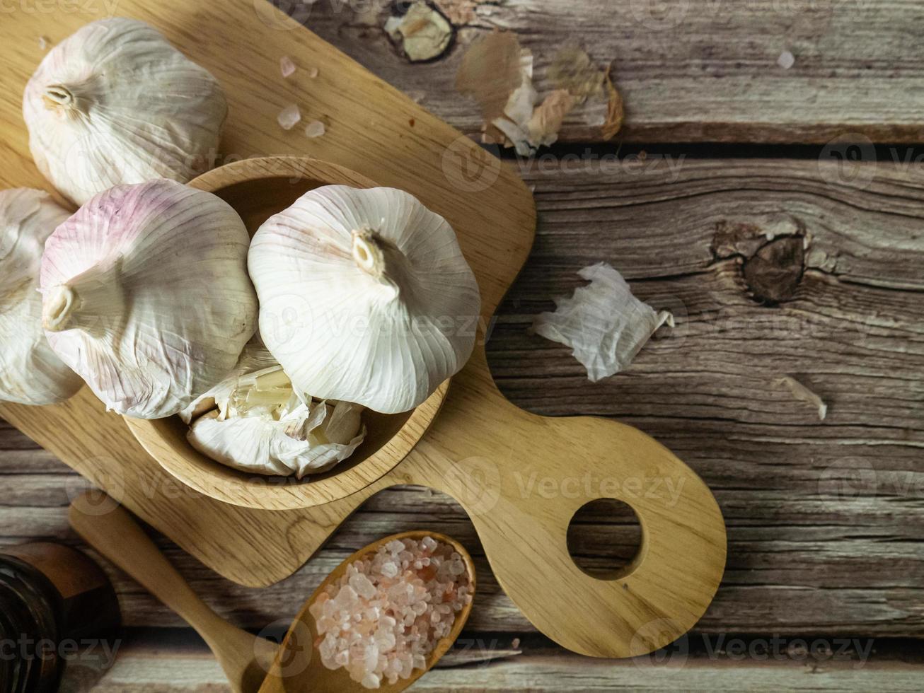 l'ail sur une table en bois pour la nourriture ou le concept de cuisine. photo