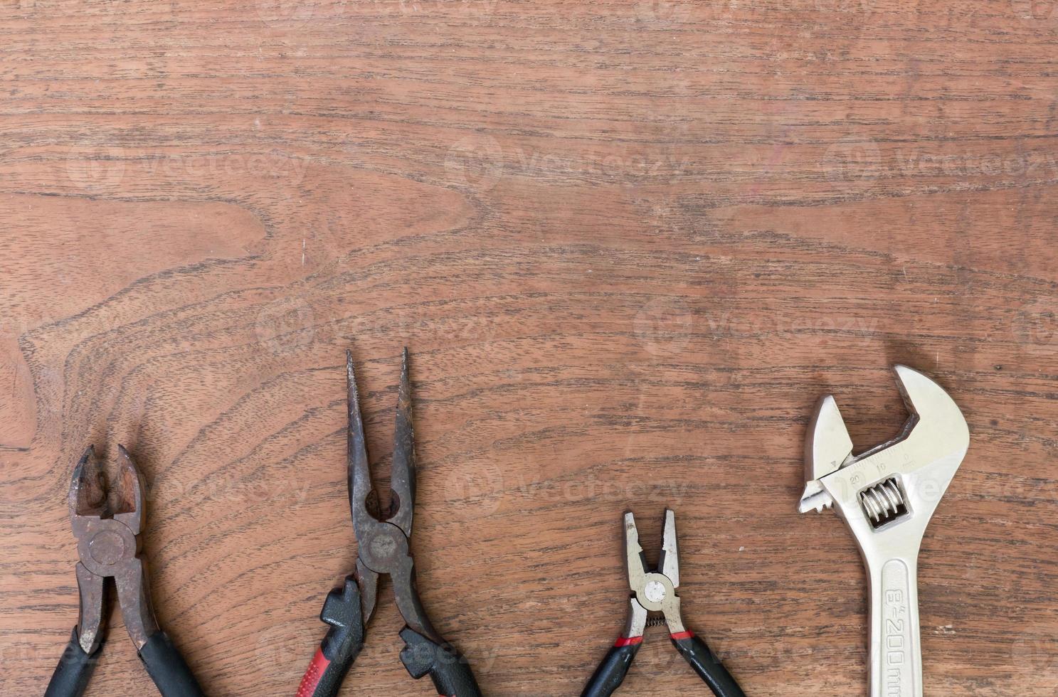 de nombreux outils sur fond de table en bois. photo