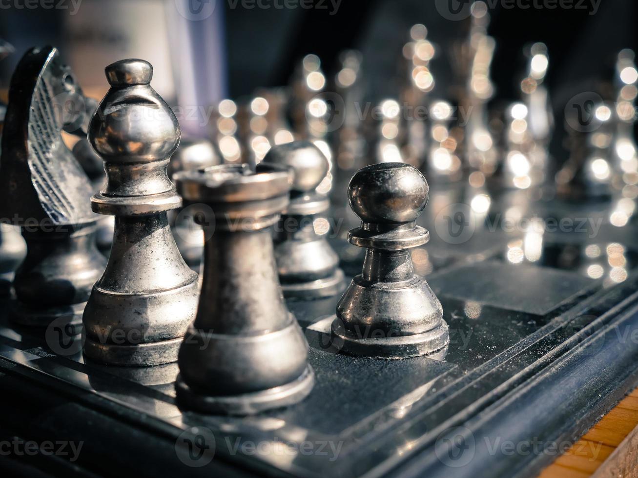 pièces d'échecs avec échiquier.focus sélectif.filtre rétro. photo