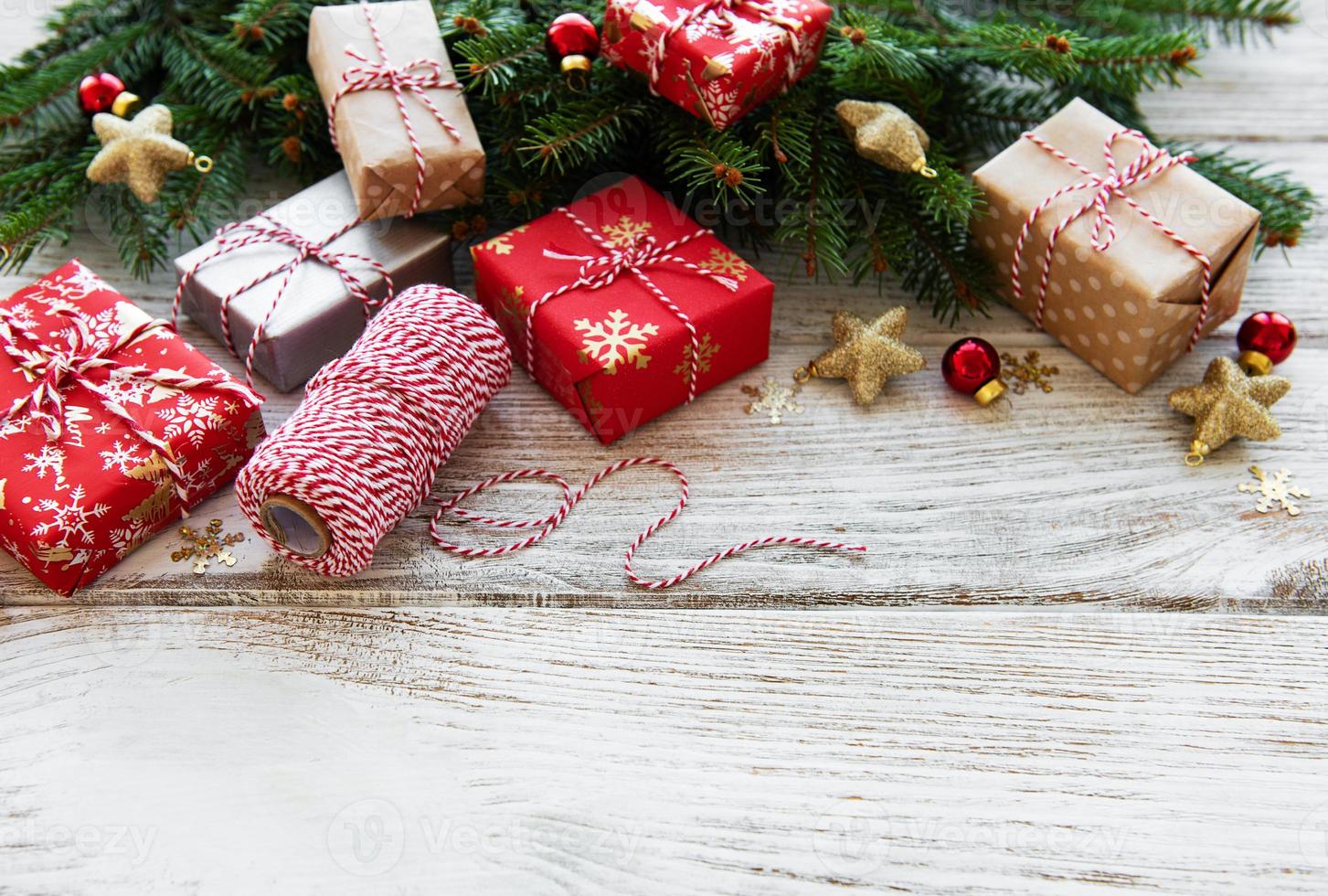 fond de noël avec des décorations et des coffrets cadeaux photo