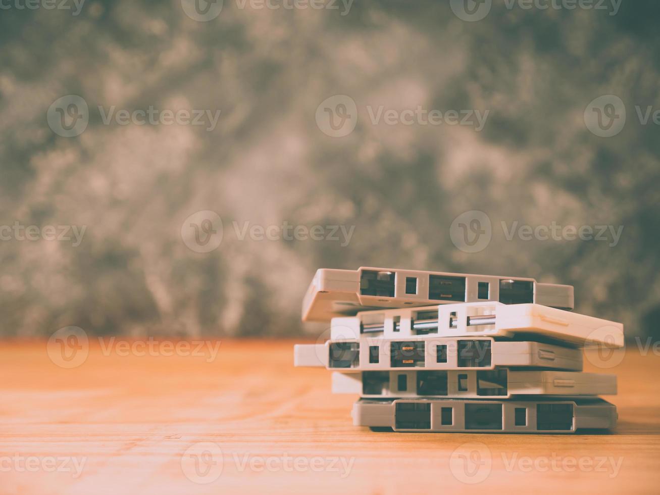 cassettes sur table en bois avec filtre grunge background.retro. photo