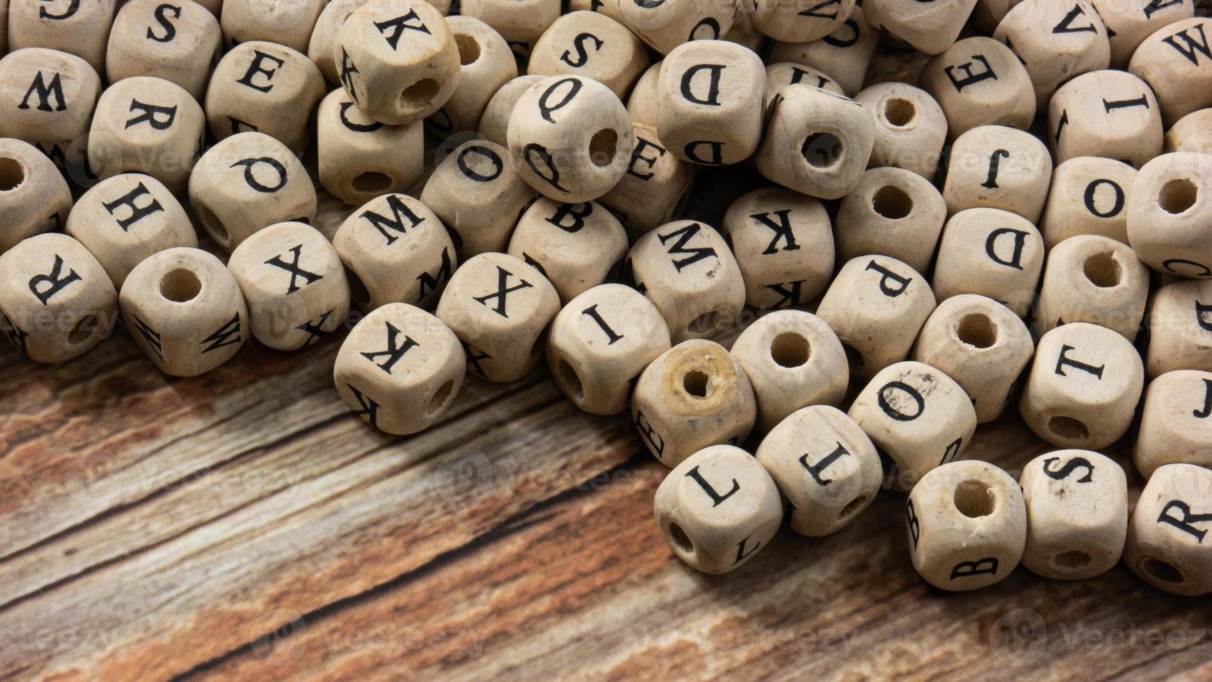 alphabets sur cube de bois pour le concept d'éducation ou de communication photo