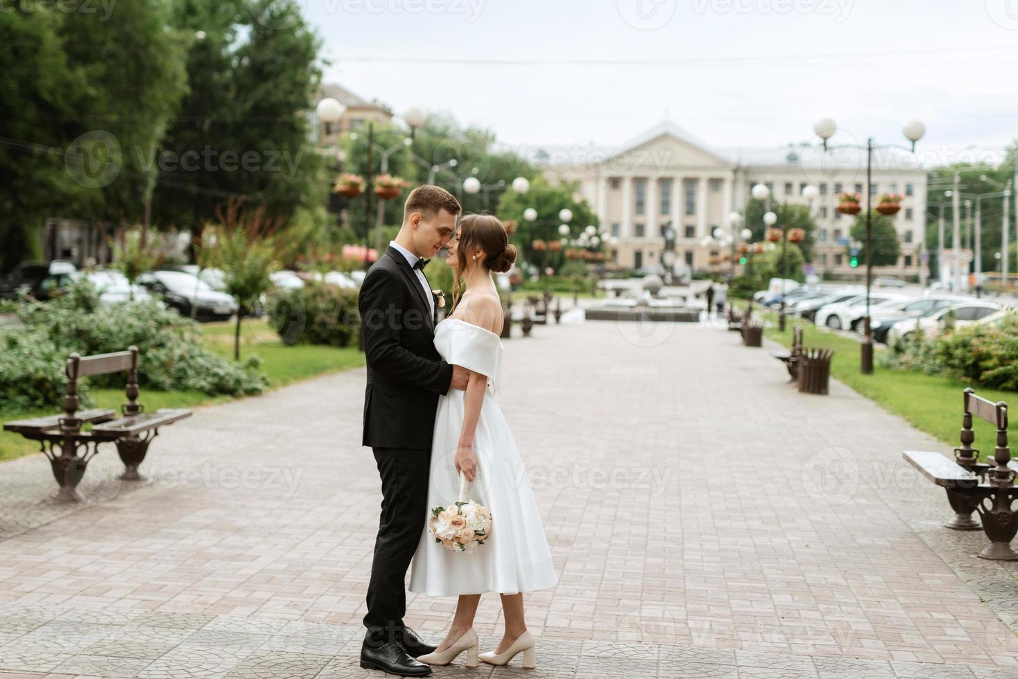 jeune couple mariée et le marié dans une robe courte blanche photo
