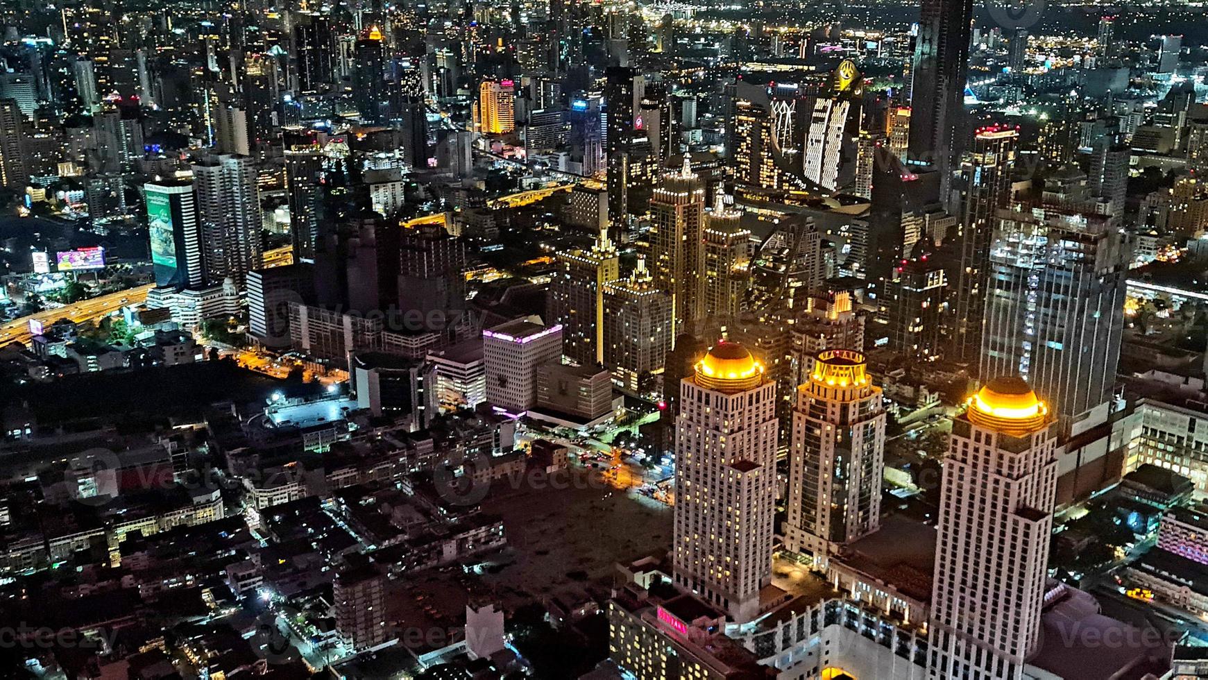 bangkok, thaïlande, 2022 - paysage urbain de bangkok en vue de dessus de nuit depuis le bâtiment baiyok. photo