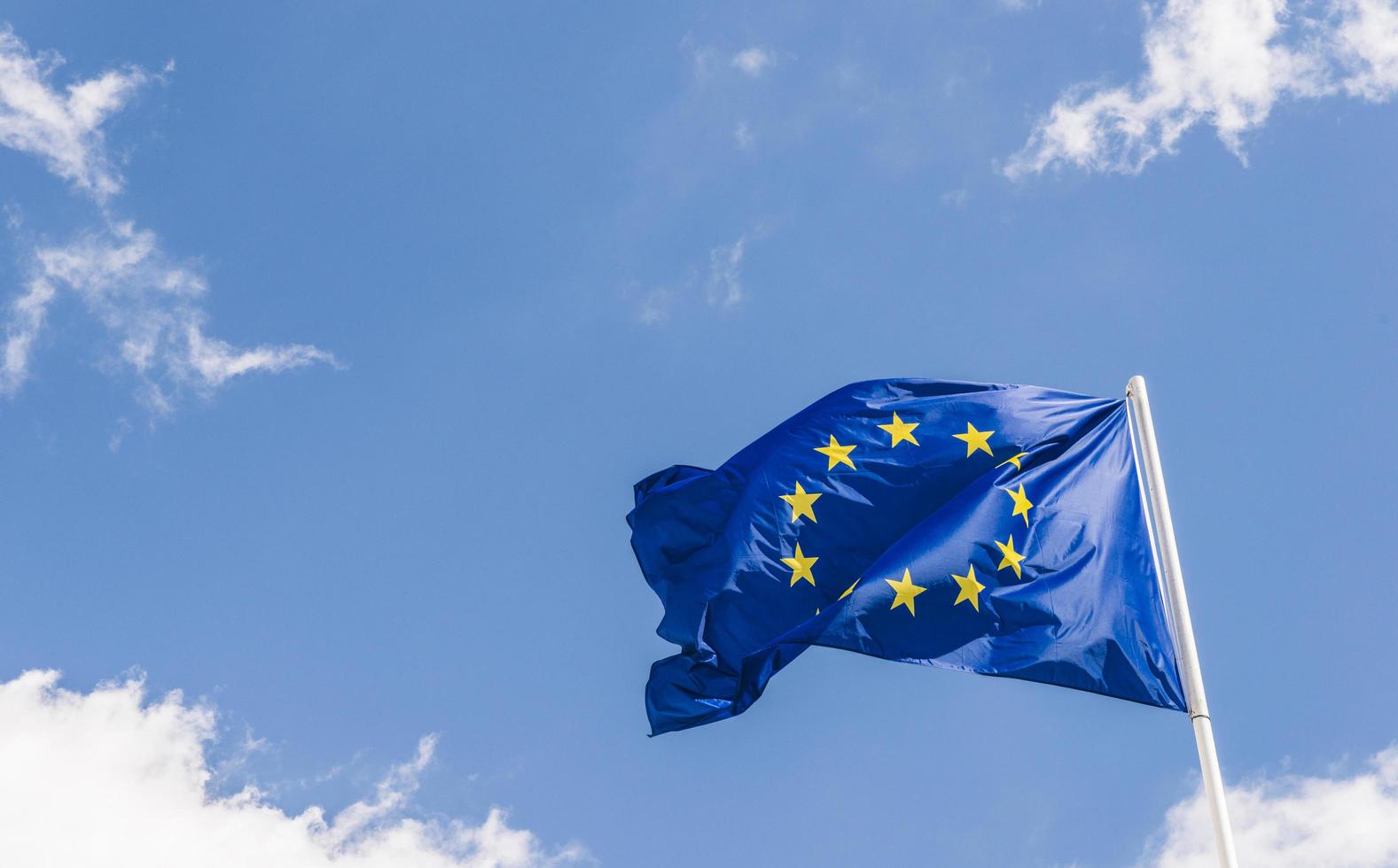 drapeau de l'union européenne contre un ciel bleu. il y aura bientôt une étoile de moins depuis que le royaume-uni a voté en faveur de la sortie de l'ue en 2016, photo