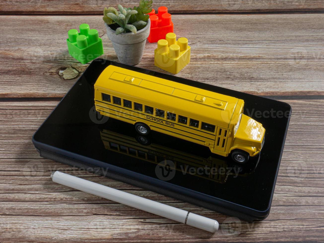 autobus scolaire sur tablette pour l'éducation ou le concept d'apprentissage en ligne photo