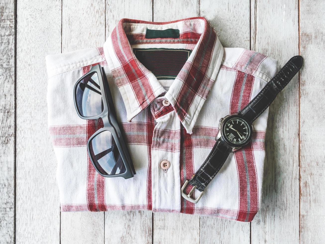 vue de dessus des vêtements et accessoires masculins sur la table en bois. photo