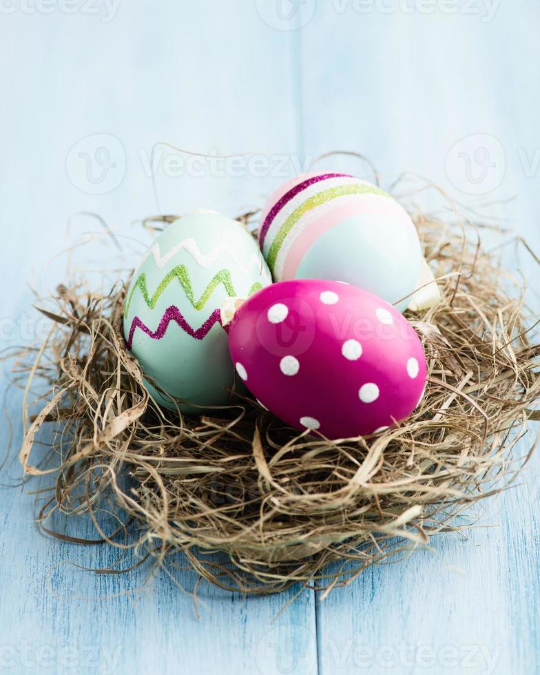 oeufs de Pâques colorés dans un nid photo