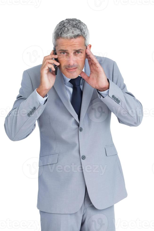 homme d'affaires concentré répondant au téléphone photo